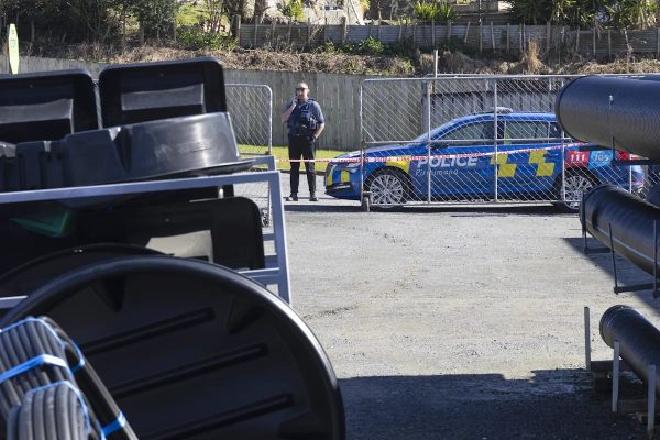 A New Zealand father who evaded authorities with his 3 children for years is shot dead by the police